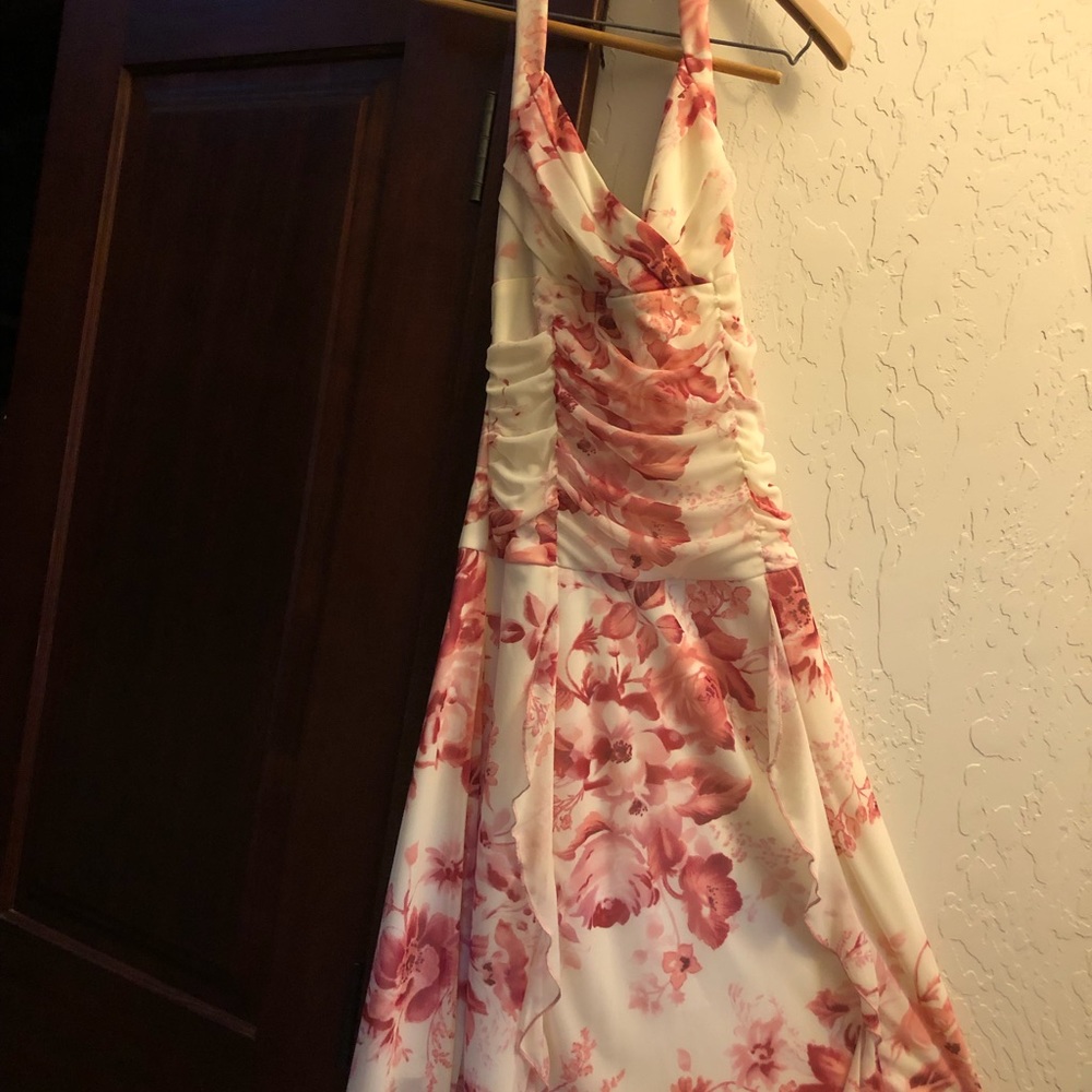 Dress size S probably fit to US size 0-2.